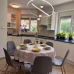 Garden Free Parking And Air Conditioning