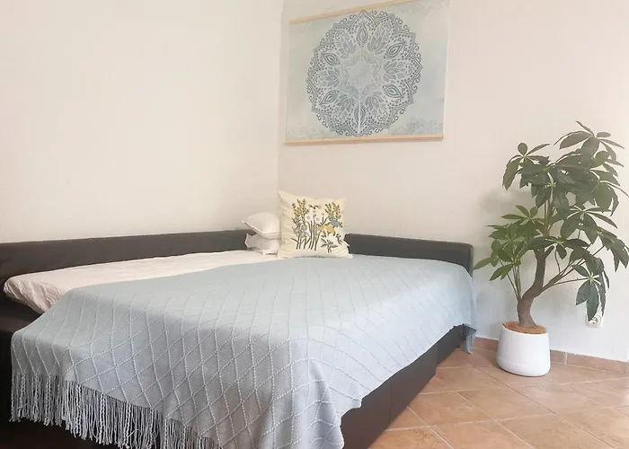Garden Free Parking And Air Conditioning *