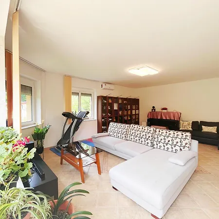 Garden Free Parking And Air Conditioning 别墅